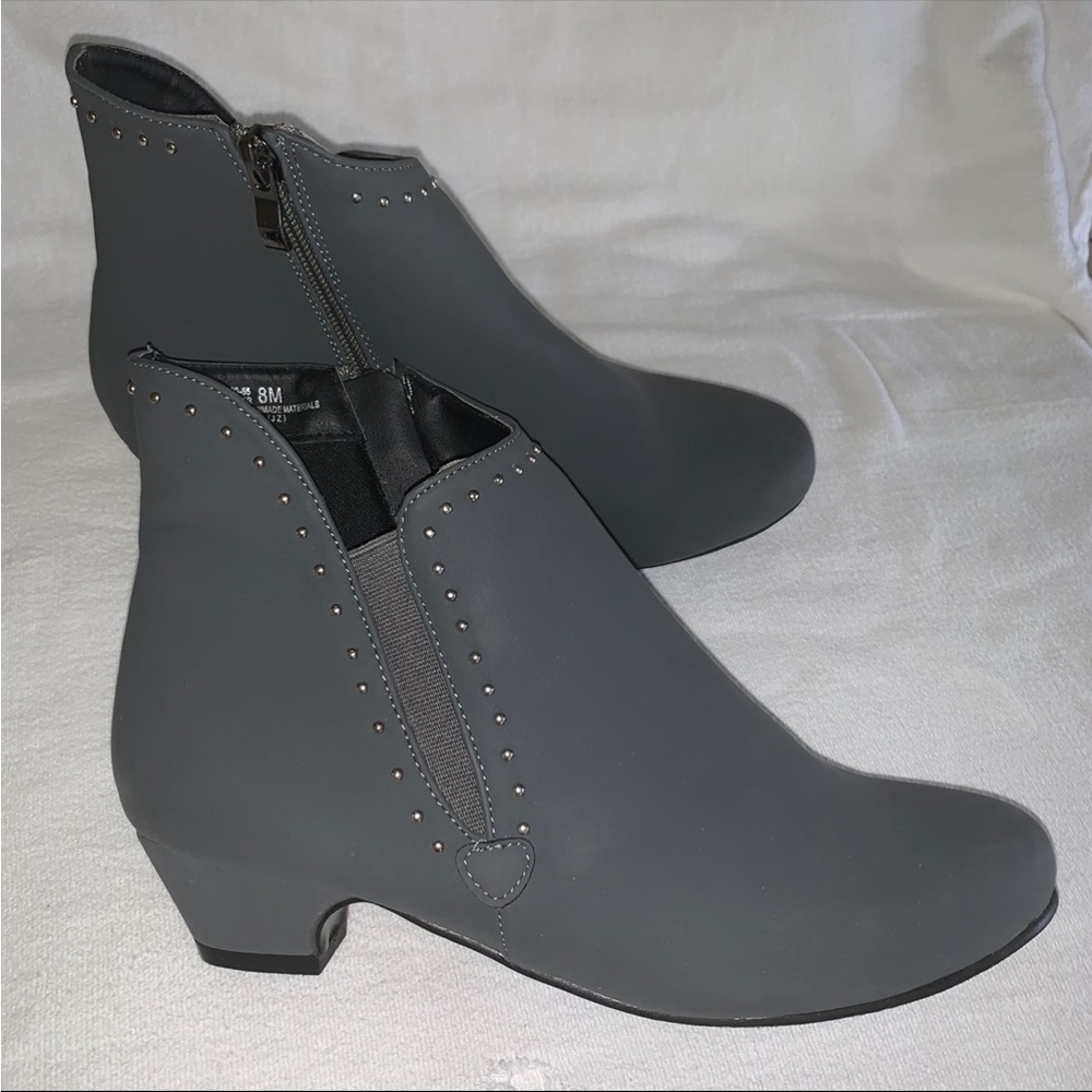 Women’s 8M SOFWEAR by BEACON Gray Zip Ip Ankle Booties Low Heel Embellished